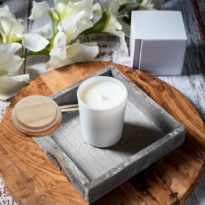 Vaso blanco con tapa de madera