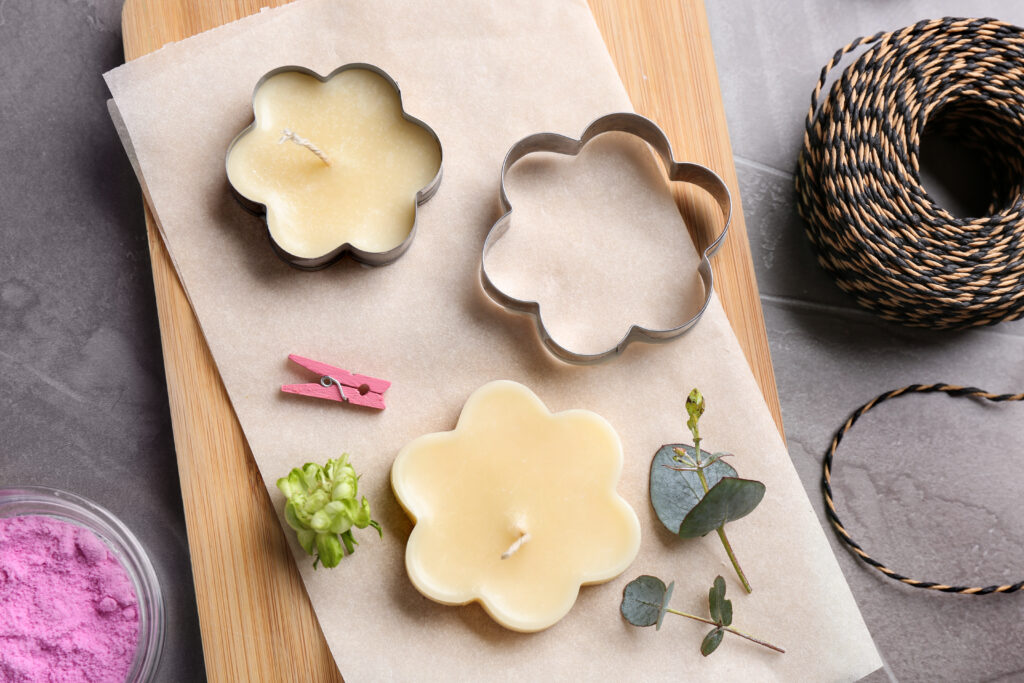 Cómo elegir moldes para velas artesanales según tipo de cera y tamaño 4 flat lay composition of handmade candles with cutt 2026 03 13 19 00 41 utc