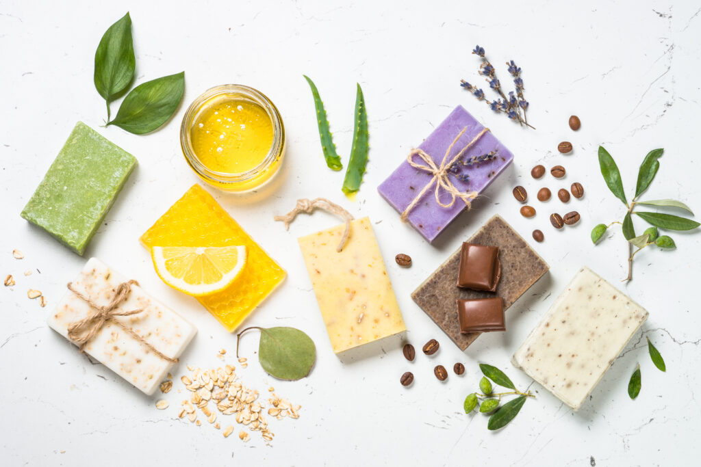 Trucos para lograr jabones suaves, duraderos y con acabado profesional 1 natural soap bars on white top view 2026 01 08 05 18 56 utc