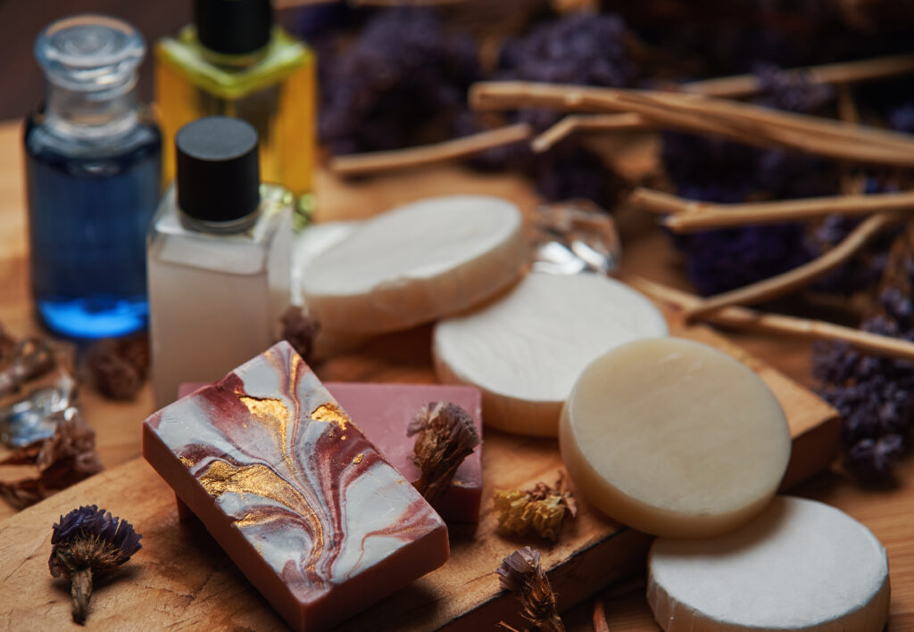 Combinar aditivos para jabones artesanales: 5 tips esenciales 3 shampoo and soap products on wooden board 2026 03 24 09 05 04 utc