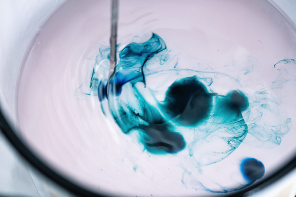 Cómo usar colorantes para velas paso a paso 7 abstract mixing blue dye in clear liquid 2026 01 05 06 23 48 utc
