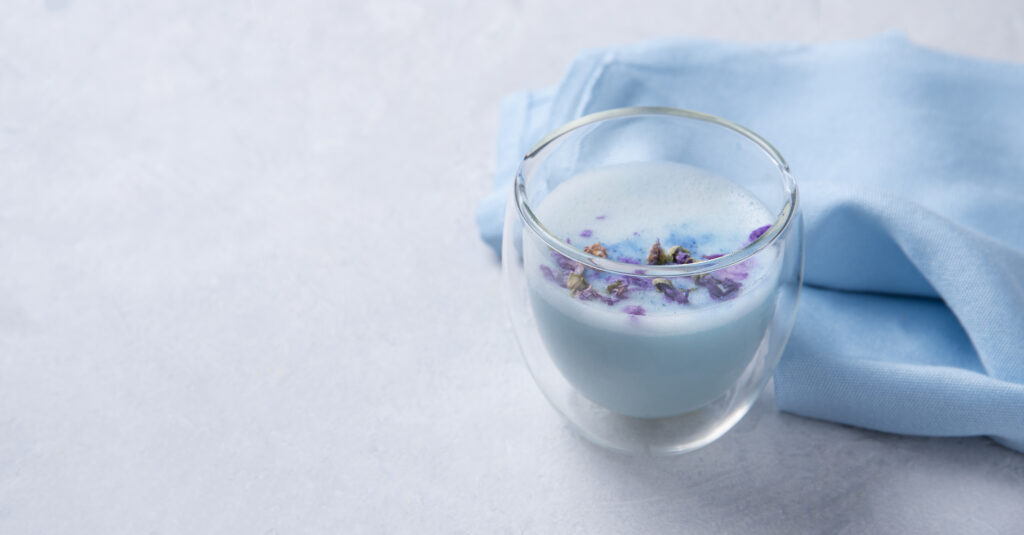 Cómo usar colorantes para velas paso a paso 10 blue drink with dried flower petals in glass 2026 01 06 09 34 18 utc