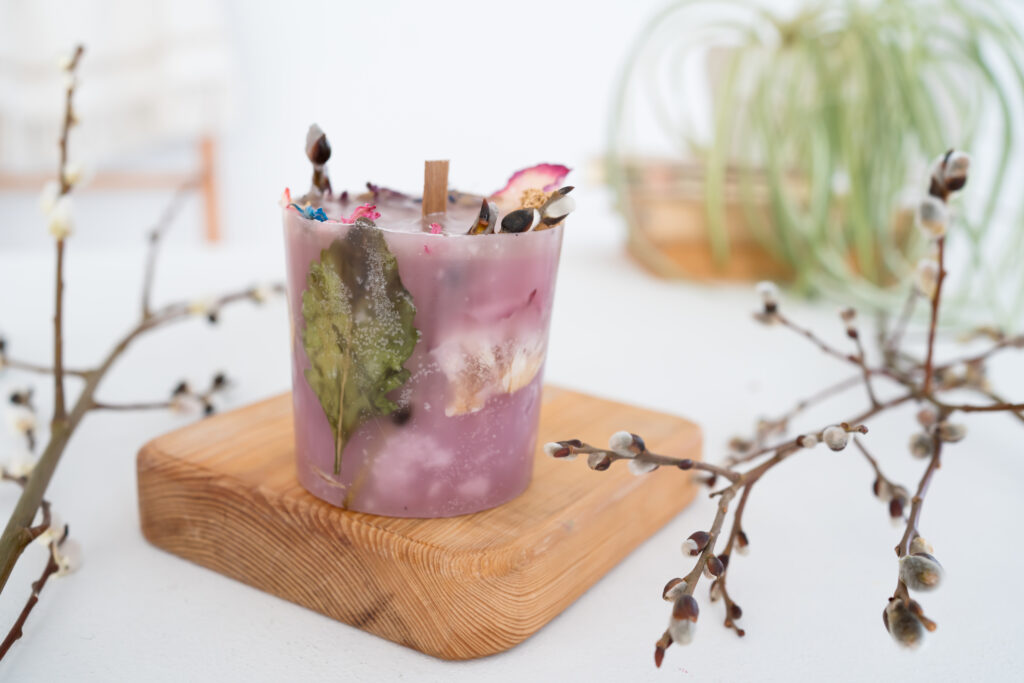 Cómo elegir la mecha para velas artesanales 2 botanical candle with leaf on wooden block 2026 03 20 03 22 58 utc