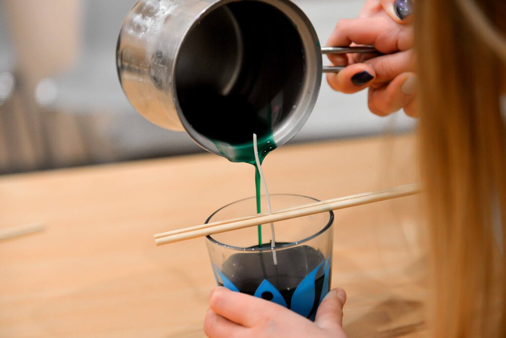 Cómo usar colorantes para velas paso a paso 9 candle making crafting hobby in a workshop 2026 03 19 22 08 24 utc