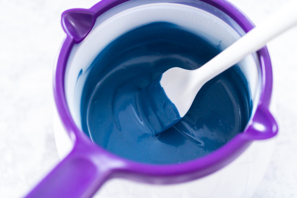 Cómo usar colorantes para velas paso a paso 8 melting blue candy melts in a candy pot 2026 03 19 01 58 22 utc