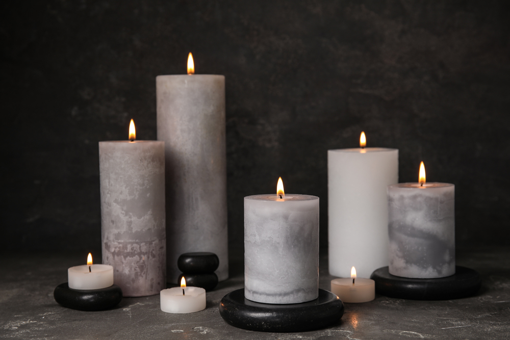 Cómo Hacer Velas Marmoleadas con Colorante para Velas Artesanales: Tutorial Paso a Paso 5 burning candles and black spa stones on grey table 2026 03 20 19 40 28 utc