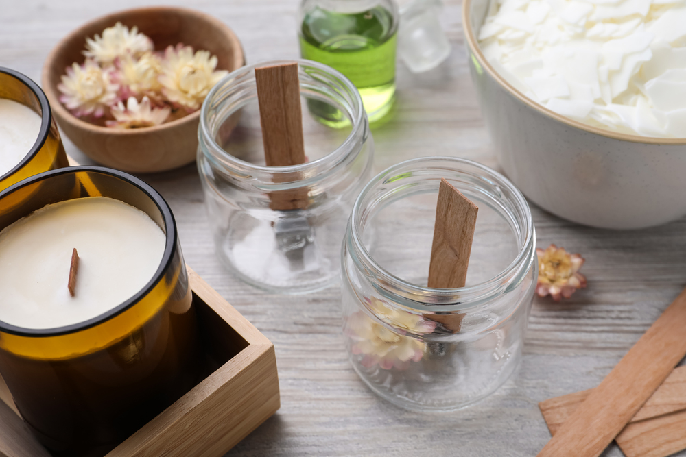 Cómo elegir mechas de madera para velas artesanales: la guía definitiva para crear velas premium con efecto chimenea 1 candle making supplies arranged on a table 2026 03 09 02 53 54 utc