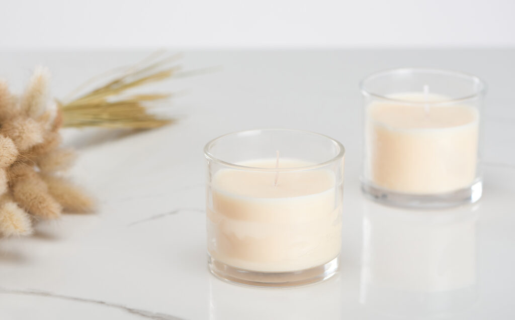 Errores más comunes al trabajar con recipientes de vidrio para velas artesanales: consejos y soluciones 1 candles and dried flowers on a marble table 2026 03 11 04 24 39 utc