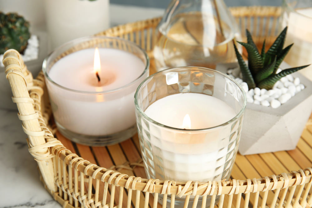 Errores más comunes al trabajar con recipientes de vidrio para velas artesanales: consejos y soluciones 9 candles and plants on a decorative wicker tray 2026 03 04 20 27 04 utc