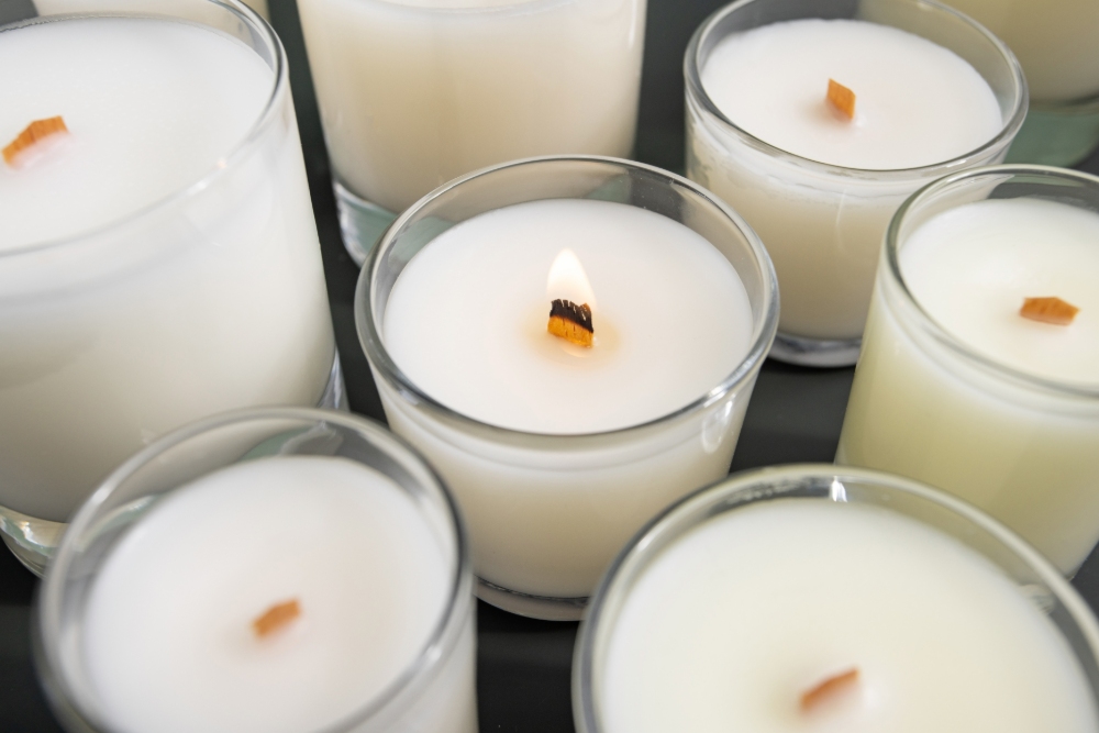 Cómo elegir mechas de madera para velas artesanales: la guía definitiva para crear velas premium con efecto crepitante 39 candles with white wax and wooden wicks 2026 01 06 11 09 35
