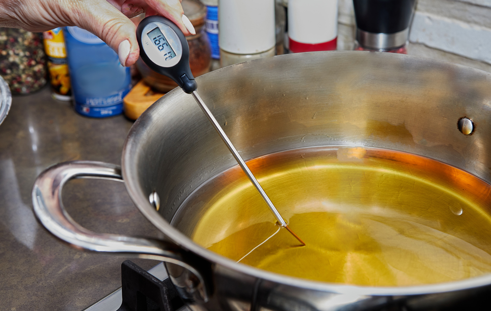 Cómo elegir termómetro digital para velas y jabones: la clave para texturas perfectas y fragancias intactas 15 checking oil temperature in stainless steel pot 2026 03 24 01 24 14 utc