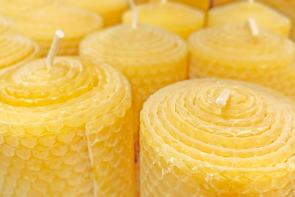 Cómo elegir cera de abeja para velas artesanales: la guía definitiva para crear velas naturales y duraderas 14 close up of many yellow holiday beeswax candles 2026 03 23 23 49 46 utc
