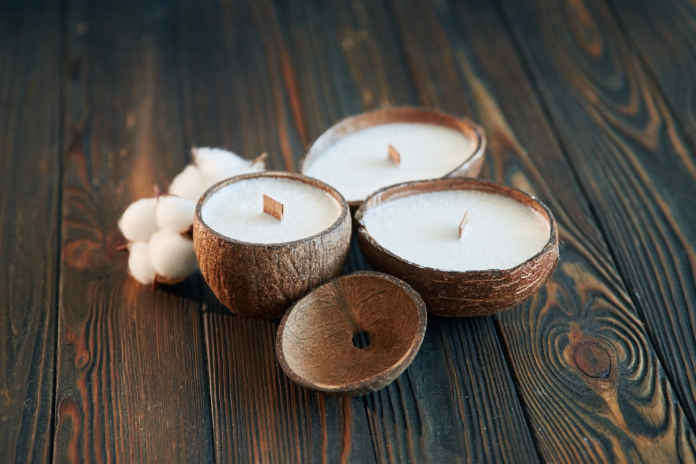 Errores más comunes al trabajar con mechas de madera para velas artesanales: consejos y soluciones 25 coconut candles with cotton plant on wooden table 2026 03 24 03 20 44