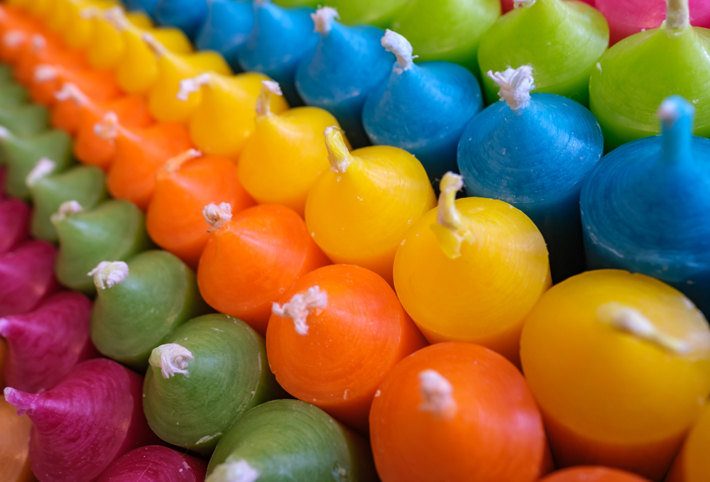 Errores más comunes al trabajar con colorante para velas artesanales: consejos y soluciones 29 colorful rows of unlit candles in rainbow hues 2026 03 17 04 20 52 utc