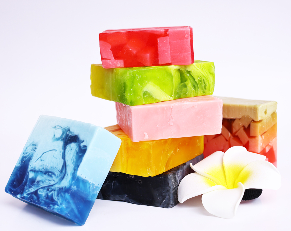 Cómo hacer velas artesanales de soja con vaso medidor para velas y jabones artesanales: tutorial paso a paso 10 colorful stack of handmade soap on white surface 2026 03 10 03 57 33 utc