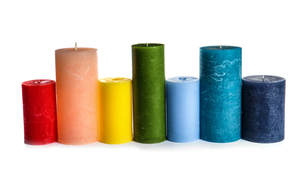Cómo elegir colorante para velas artesanales: guía definitiva para conseguir colores perfectos sin arruinar tus velas 6 colorful wax candles in gradient on white backgrou 2026 03 27 02 15 34 utc