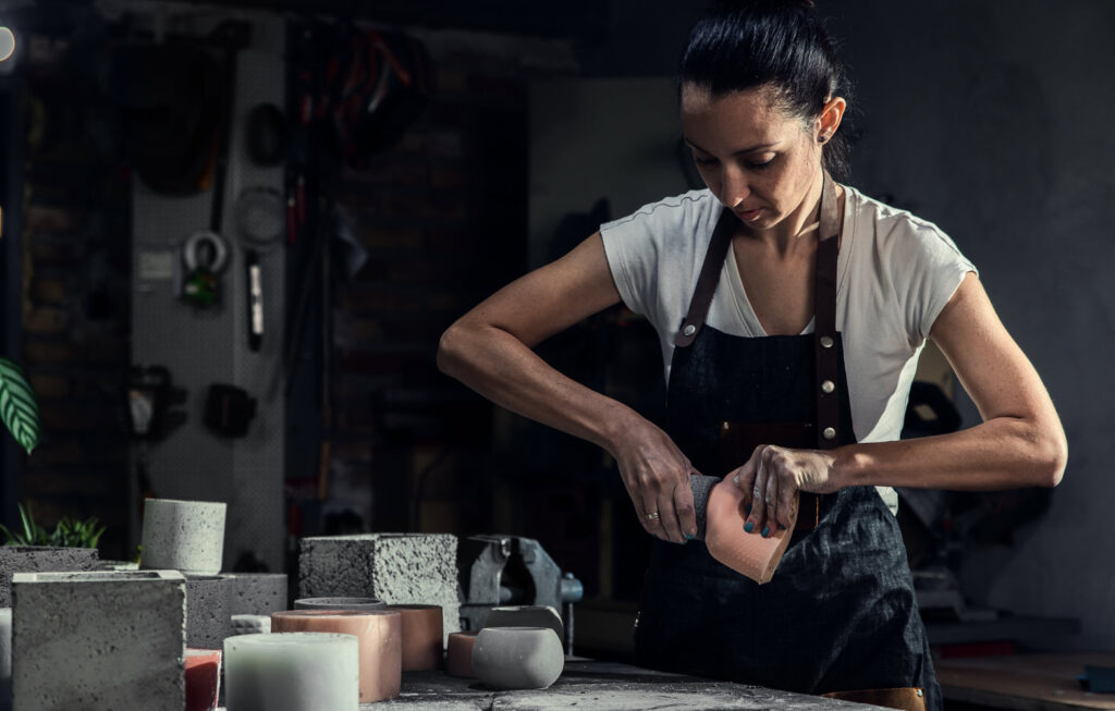 Errores más comunes al trabajar con moldes para velas artesanales: consejos y soluciones 2 craftswoman in apron working in her workshop makin 2026 03 18 15 03 33 utc