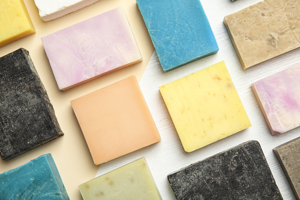 Errores más comunes al trabajar con vaso medidor para velas y jabones artesanales: consejos y soluciones 6 hand made soap bars on color background top view 2026 03 27 02 55 07 utc