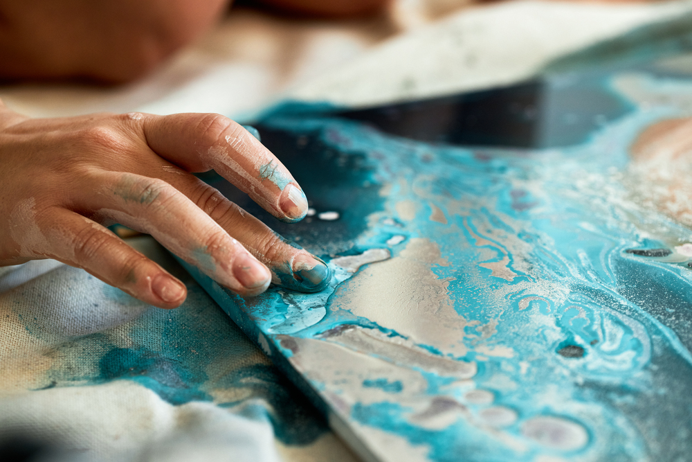 Cómo hacer un cuadro de resina con efecto marmolado usando jarra dosificadora resina 2 litros: tutorial paso a paso 18 hand touching wet paint on canvas 2026 01 09 11 58 10 utc