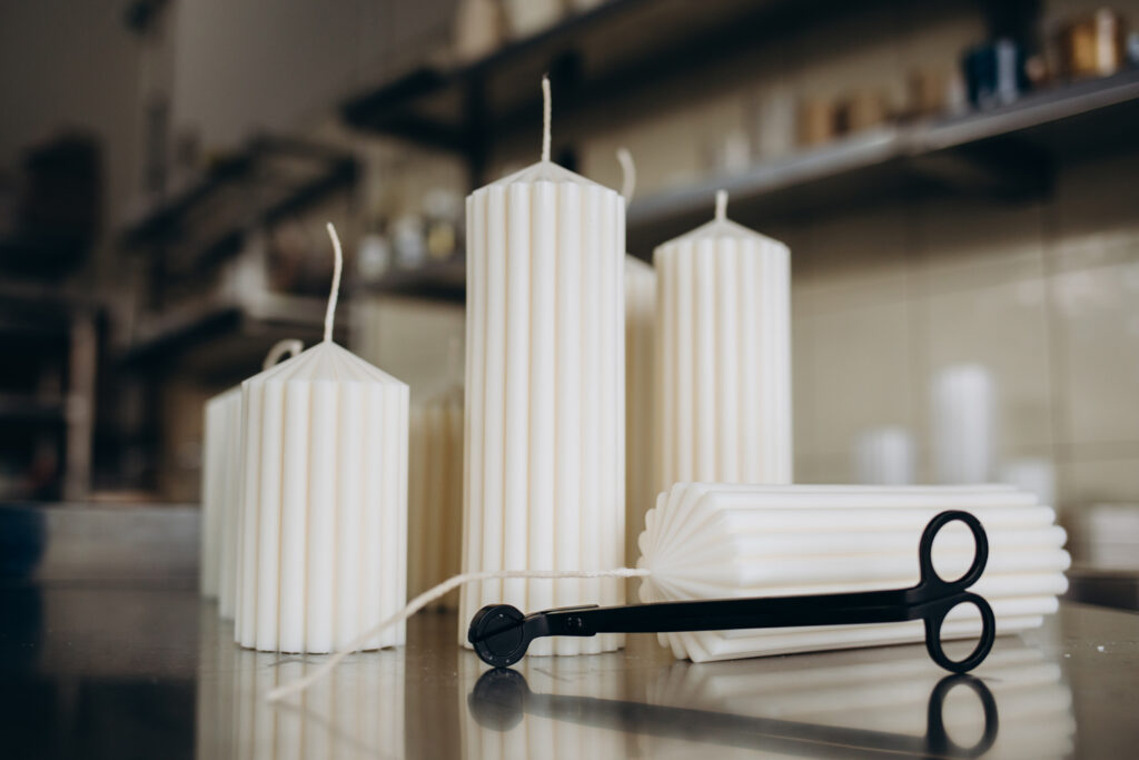 Cómo Cortar Mechas de Velas Artesanales con Corta Mechas: Tutorial Paso a Paso 19 handcrafted candles and wick trimmer in workshop 2026 03 20 02 20 01 utc