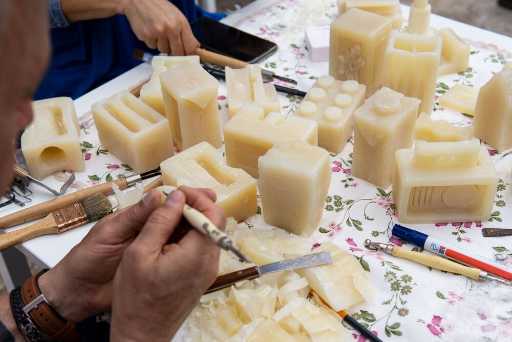 Errores más comunes al trabajar con mechas para velas artesanales: consejos y soluciones 24 hands crafting wax sculptures with tools on table 2026 03 18 12 20 52 utc