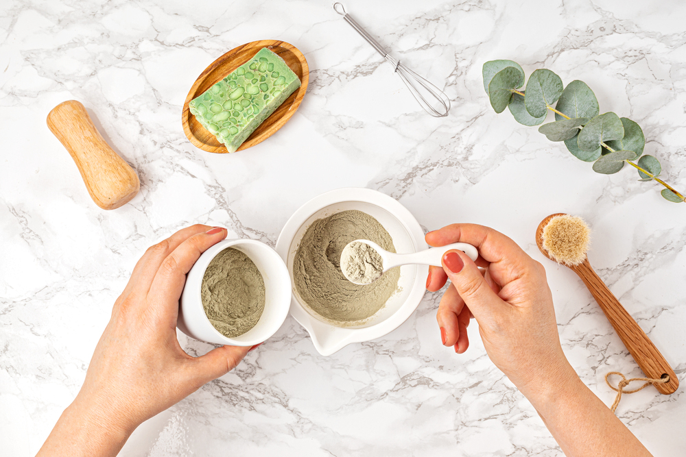 Errores más comunes al trabajar con arcilla para jabones caseros antiinflamatorios: consejos y soluciones 21 natural clay mask preparation with skin care produ 2026 01 08 05 39 07 utc