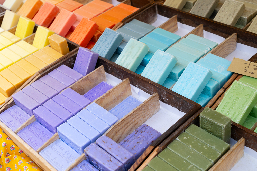 Errores más comunes al trabajar con base para jabones artesanales: consejos y soluciones 7 outdoor stall at nice market 2026 03 10 04 04 06 utc
