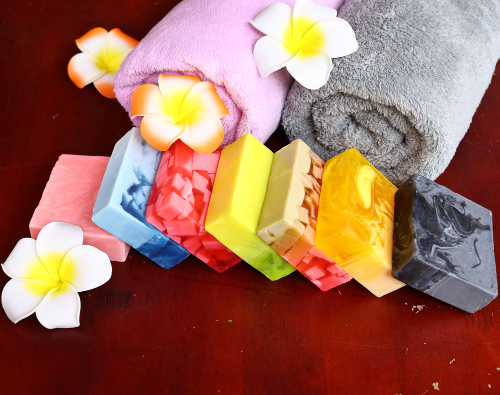 Cómo Hacer Jabones con Base para Jabones Artesanales: Tutorial Paso a Paso 12 spa soap collection with colorful bars and towels 2026 03 10 03 57 39 utc