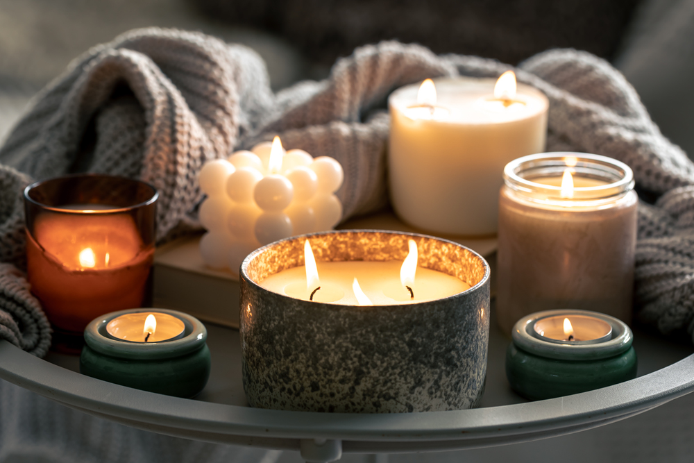Cómo elegir recipientes para velas artesanales: la guía definitiva para resultados profesionales 35 warm candlelight with a soft knit throw 2026 03 24 00 56 55 utc