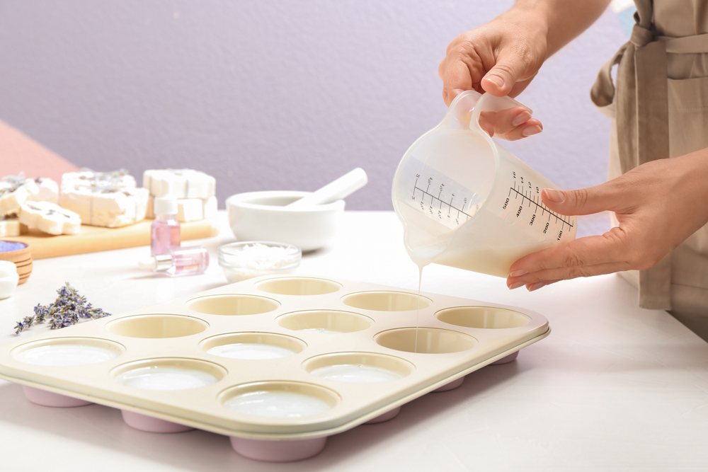 Cómo elegir vaso medidor para velas y jabones artesanales: la herramienta que garantiza mediciones perfectas en cada proyecto 10 woman making hand made soap bar with lavender flow 2026 04 06 21 04 11 utc